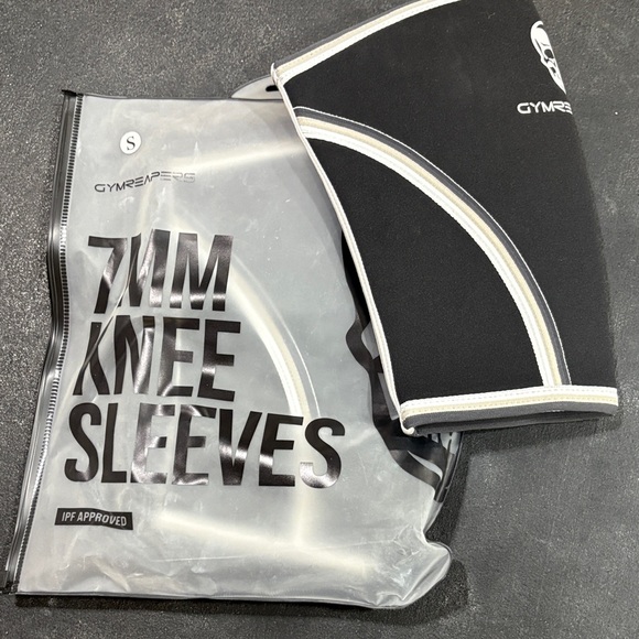 Gymreapers Black Knee Sleeve - Picture 2 of 2